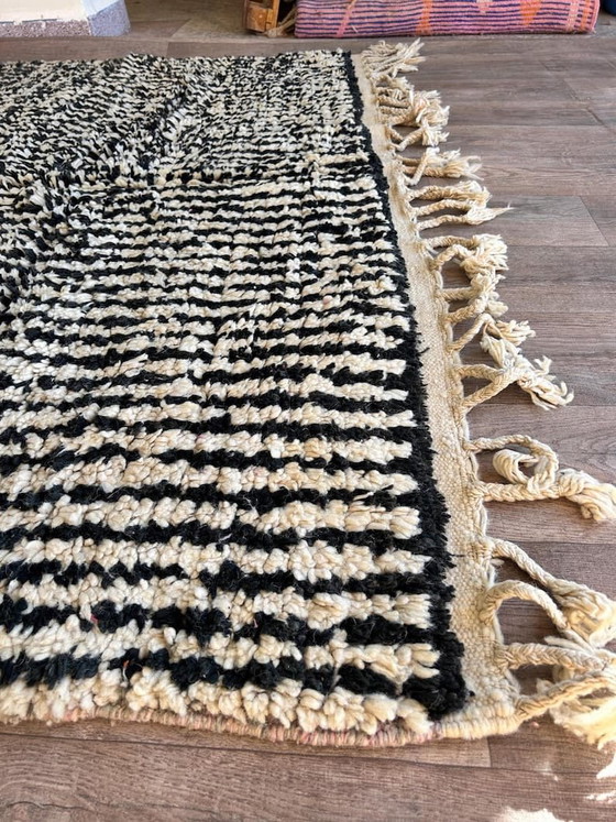 Auténtica alfombra marroquí Beni Ouraine hecha a mano para tu sala de estar, en blanco y negro, tamaño 200 cm (photo 6 of 7)