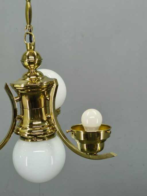 Lustre Art Déco tchèque des années 1930 en laiton avec globes en verre opalin