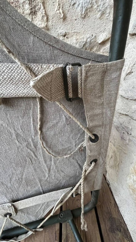 Image 1 of Vintage opklapbaar militair veldbed van kaki groen canvas en metaal.