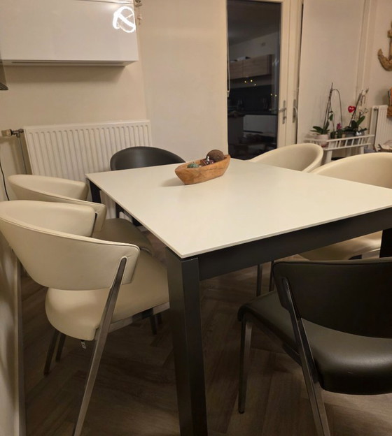 Image 1 of Set da pranzo di Hulsta Now. Tavolo da pranzo E20 e sedie da pranzo S500 di Hulsta Now.