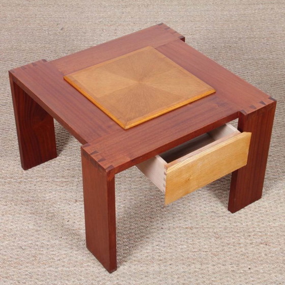 Image 1 of Vierkante houten salontafel uit de 20e eeuw.