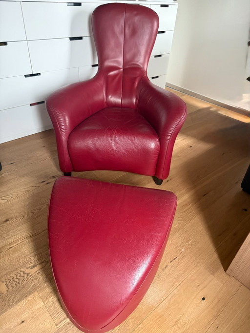 Sillón Montis Loge con reposapiés en piel roja