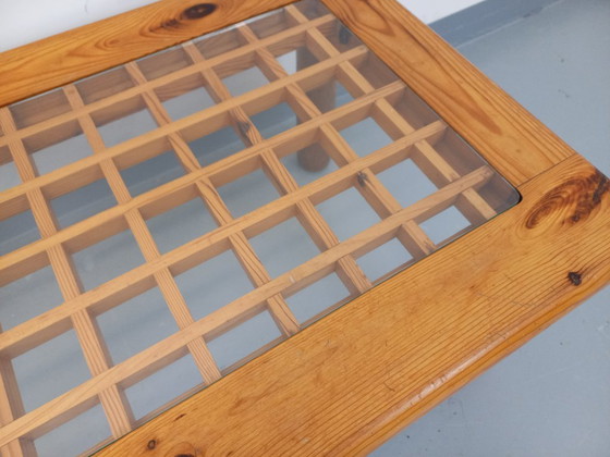 Image 1 of Vintage modernistische salontafel van grenenhout en glas uit de jaren 70 en 80.