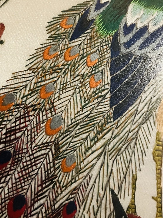 Handgefertigte chinesische Seidenstickerei „Pfauen“ | Gerahmt mit entspiegeltem Glas – Wanddekoration, Silk (photo 3 of 7)