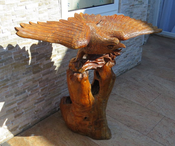 Image 1 of Magnifique grand oiseau de proie en bois massif sur un tronc d'arbre
