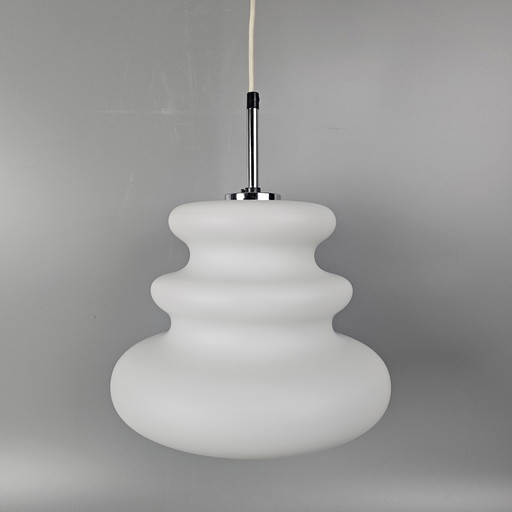 Lampe suspendue vintage par Peill et Putzler, Allemagne, 1960. Modèle AH 1. Verre au lait / Verre opalin. Blanc.