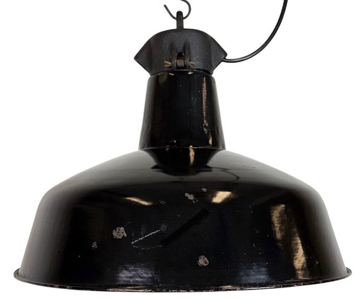 Industriële zwarte geëmailleerde fabriekslamp met gietijzeren bovenkant, jaren 50