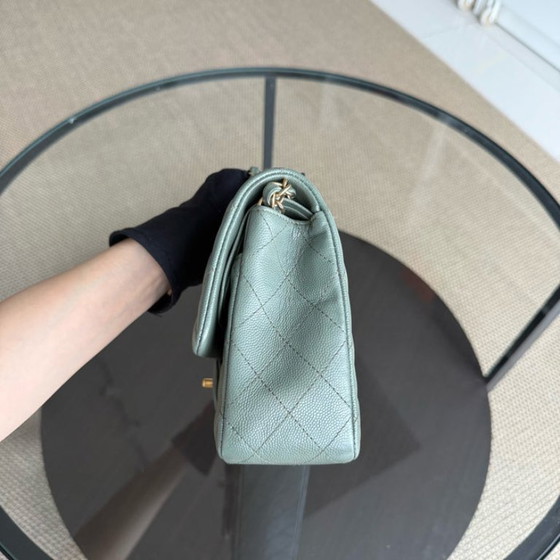 Image 1 of Chanel Classic Flap Medium - Caviar 25CM Gewatteerd generfd kalfsleer Lichtblauwgroen Goudkleurige hardware Serie 25