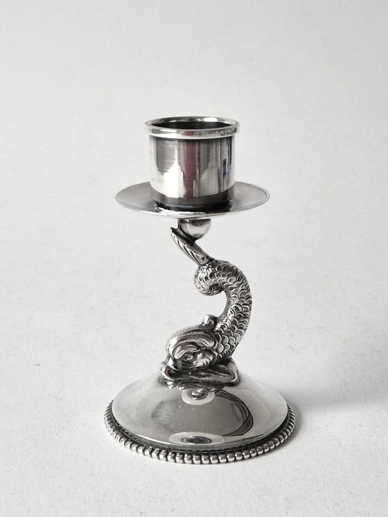 Image 1 of Candeliere in argento con bordo a forma di pesce e perla - Marcato