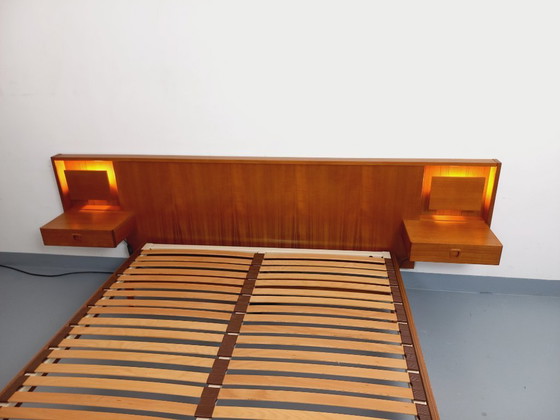 Image 1 of Lit double vintage style scandinave en teck des années 60 avec chevets lumineux intégrés et sommier
