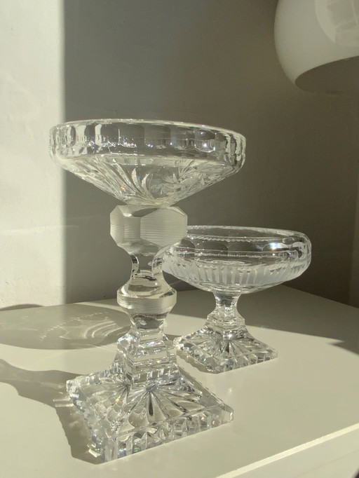 Paire de coupes sur pied en cristal de Bohême taillé, taillées à la main.