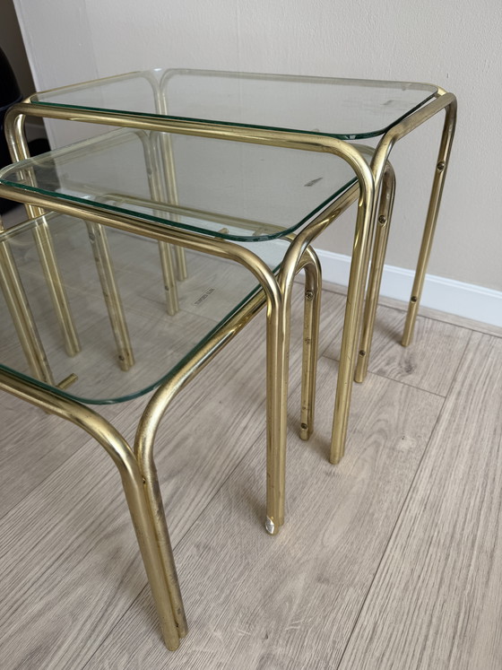 Image 1 of Set van 3 vintage gouden tafeltjes met glazen blad