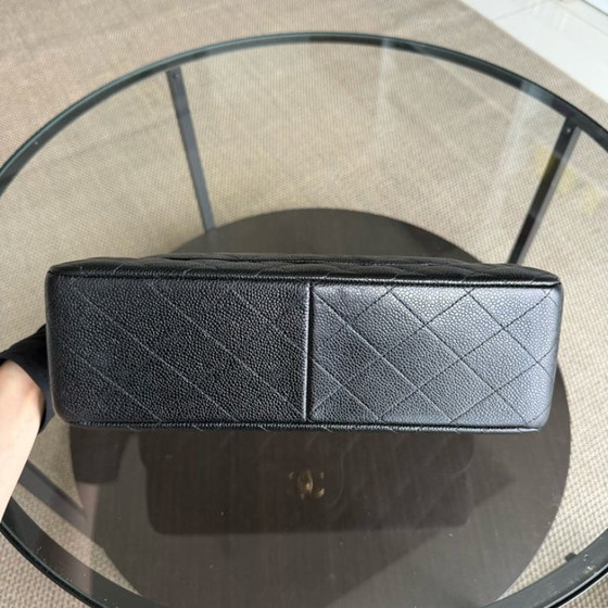 Image 1 of Borsa Chanel Classic Flap Jumbo - Caviar 30 cm, doppia patta, pelle di vitello martellata trapuntata, nera, con finiture dorate.