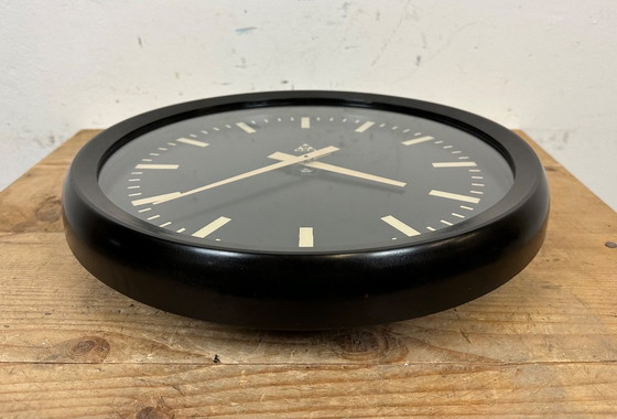 Image 1 of Industriële bakelieten fabriekswandklok van Pragotron, jaren 70