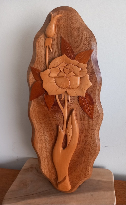 EXCEPCIONAL ESCULTURA DE PARED – Escultura de pared 3D "Rosa y su capullo" – Firmada por Ngor Hân – Arte en taracea – 41 cm