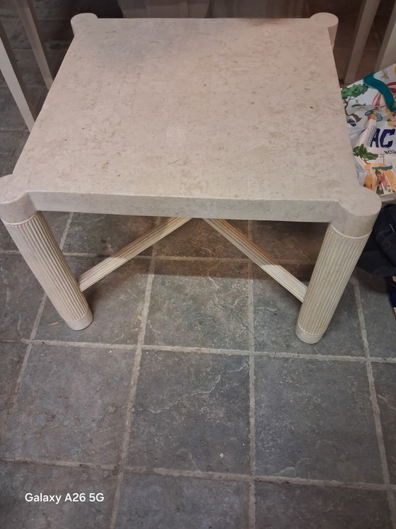 Image 1 of Exclusivo par de mesas auxiliares de travertino (70x70 cm). Patas de columna estriadas (juego de 2).
