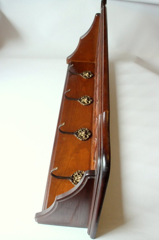 Image 1 of Armoire rockabilly en noyer des années 1950 avec étagère à chapeaux et 4 crochets en laiton - Vintage