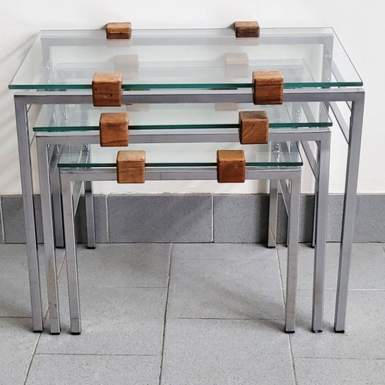 Image 1 of SET DI 3 TAVOLINI IMPILABILI SCANDINAVI VINTAGE ANNI '60 IN TEAK, ACCIAIO E VETRO ANNI '60