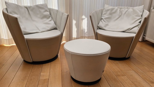 Twee leren lounge-fauteuils met leren poef van het merk Jori – Leather