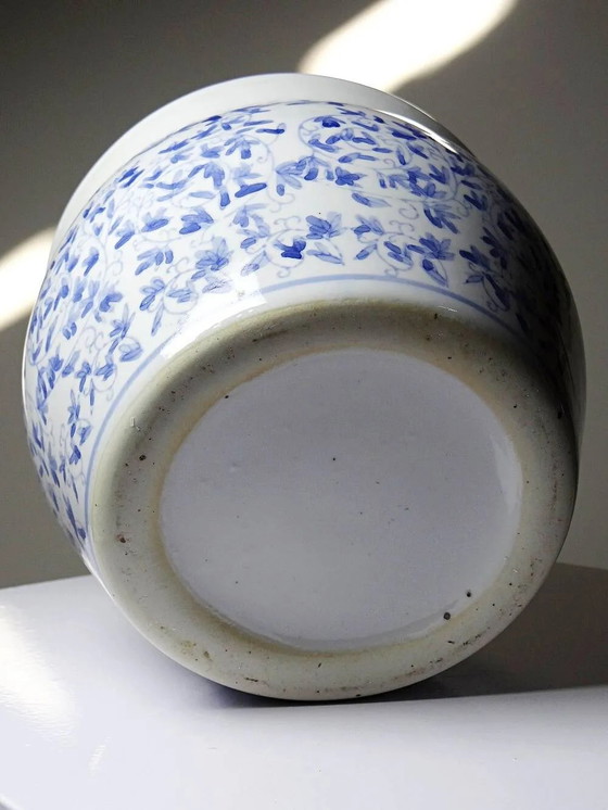 Vintage Chinese cache-pot in blue and white porcelain with a floral design., Chine vintage, Plant pot (photo 7 of 9)