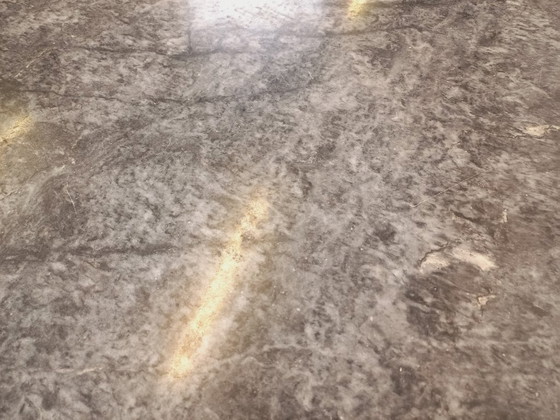 Image 1 of Vintage grijze marmeren salontafel uit de jaren 70.