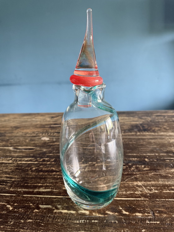 Image 1 of Glaskaraffe mit gedrehtem Muster und farbigem Stöpsel