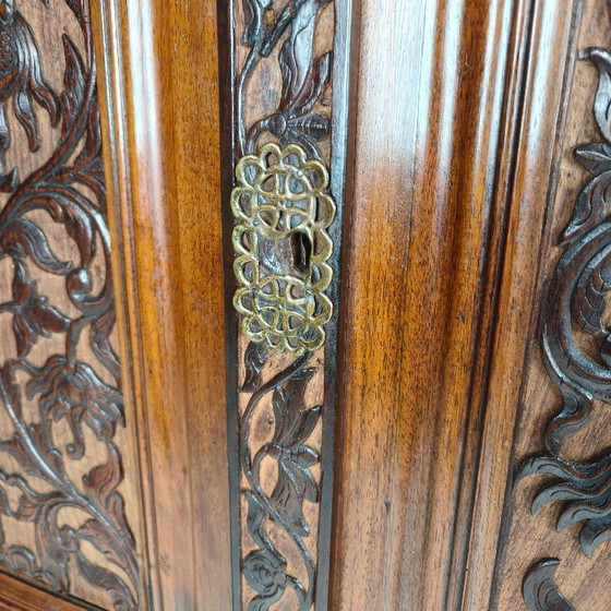Image 1 of Geschnitzter Kolonialschrank aus dem späten 19. Jahrhundert – Niederländisch-Ostindien