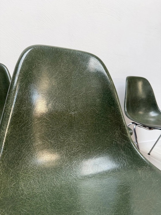 Image 1 of 1/25 Sedia laterale vintage Herman Miller Eames in fibra di vetro, verde oliva, Charles & Ray Eames, anni '70
