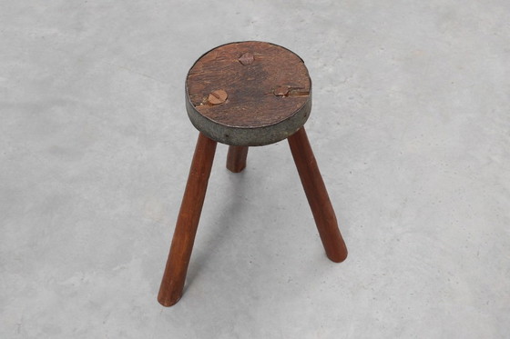 Image 1 of Sgabello francese brutalista a treppiede in rovere massiccio con bordo in metallo, 1850