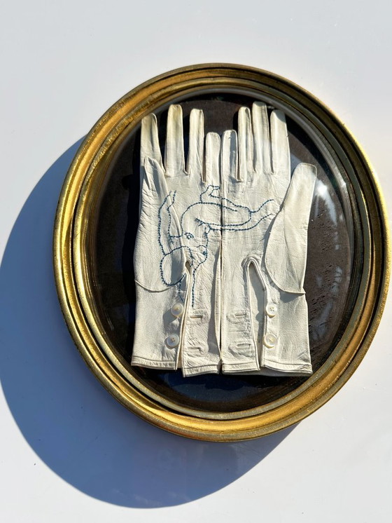 Image 1 of Tableau vintage "broderie sur gants de cuir" cadre ovale en bois doré par Sophie Lecha