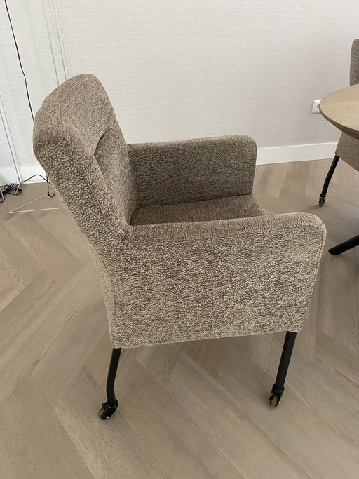6x eetkamerstoelen Bodhi Bolt in lichtbruine stof met stalen poten en skate wieltjes