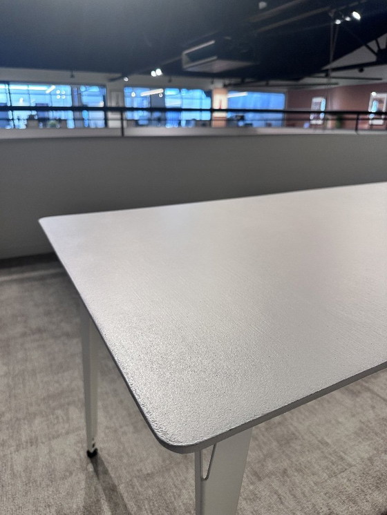 Image 1 of Gecementeerde TOOON. tafel