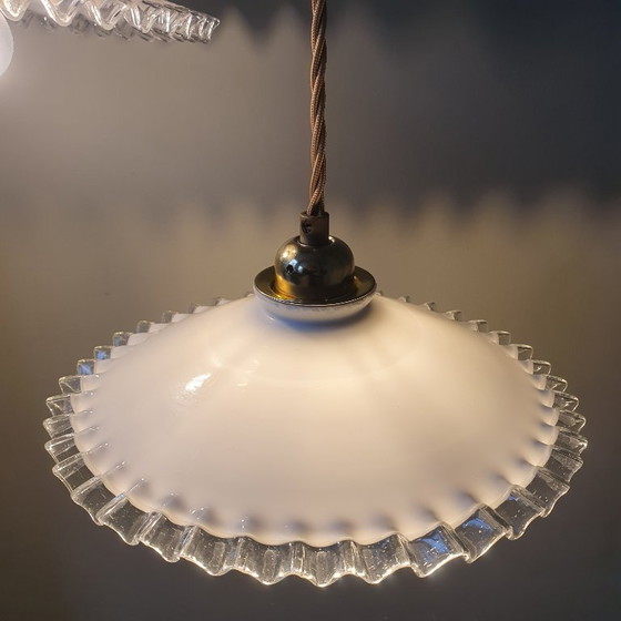 Image 1 of Set di 2 lampade a sospensione francesi in vetro opalino degli anni '30. Modello Piecrust.