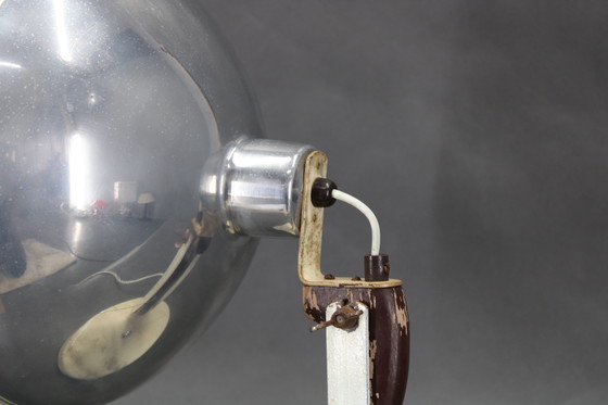 Image 1 of 1950er Tischlampe mit Aluminium-Lampenschirm, Tschechoslowakei