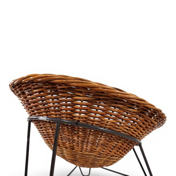 Image 1 of Pod Chairs – Een paar loungestoelen van rotan/riet op een metalen frame, 1970