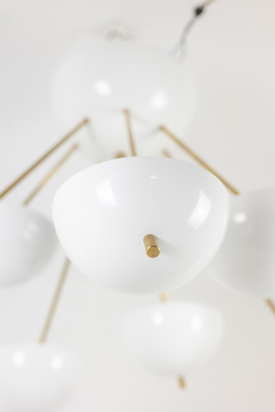 Image 1 of Stilnovo. Lámpara de araña de latón dorado y metal lacado en blanco. Contemporánea.