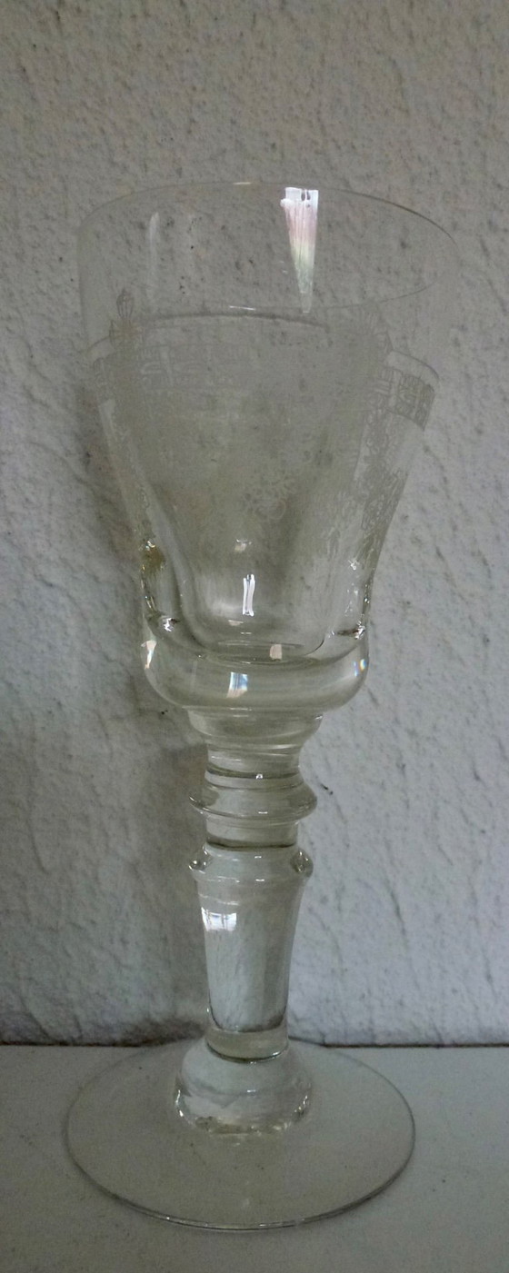 Image 1 of 3 caraffe antiche e 2 bicchieri, splendidamente incisi.