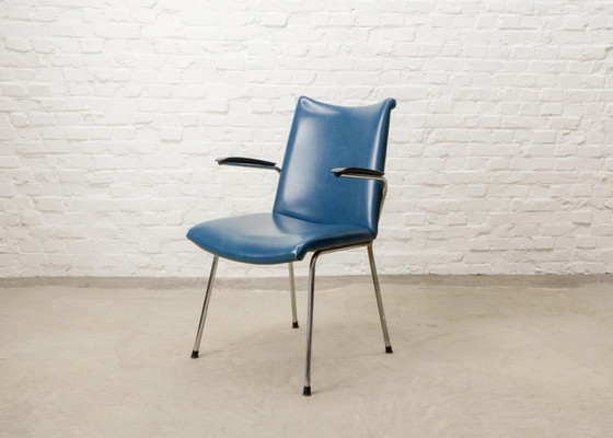 Image 1 of Gebroeders De Wit, ensemble de trois fauteuils design néerlandais revêtus de similicuir bleu vif. Pays-Bas, années 1960.