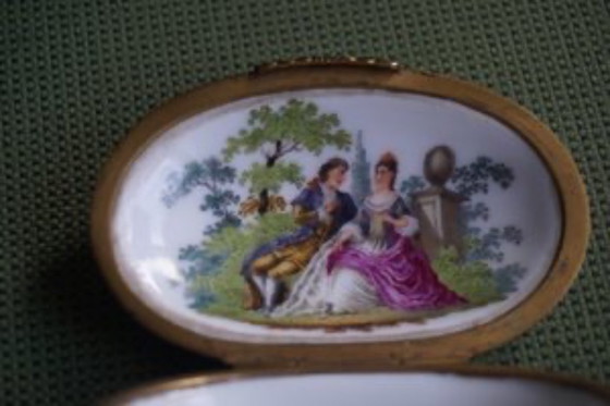 Image 1 of Tabacchiera in porcellana, XVIII secolo.