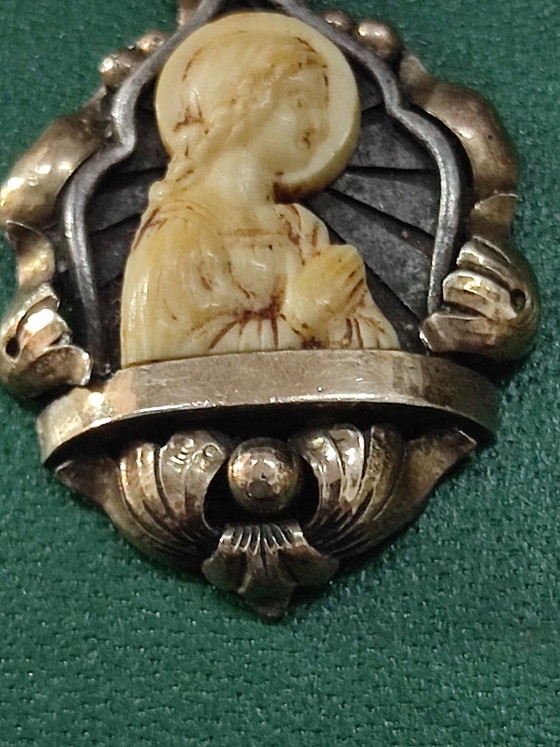 Antique pendant or antique devotional medal of the Virgin Mary – Sculpture, Silver (photo 3 of 6)