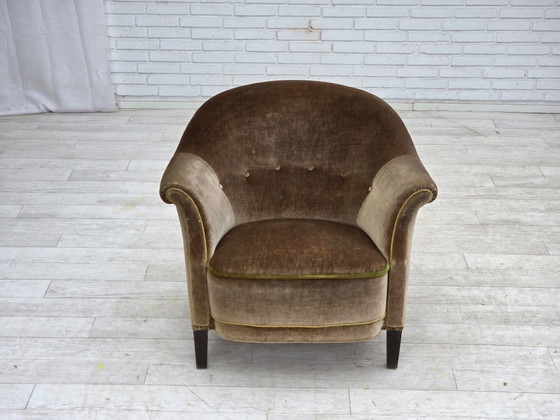 Image 1 of Fauteuil danois des années 1960, revêtement d'origine en velours vert.