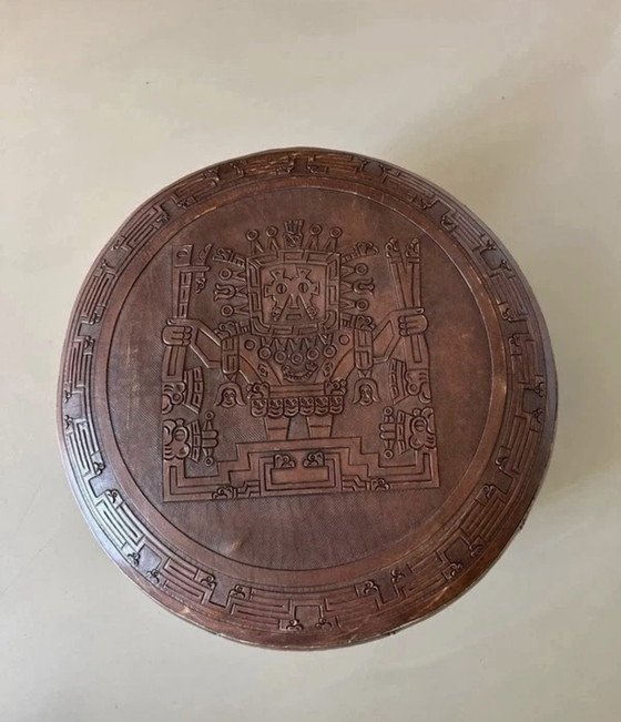 Image 1 of Pouf ethnique vintage en cuir de harnais avec relief inspiré de l'époque maya