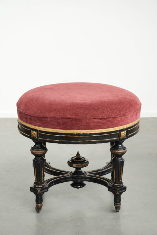 Taburete inglés antiguo con asiento de tela roja y base de madera negra con detalles dorados. – krukjes, Wood (photo 2 of 11)