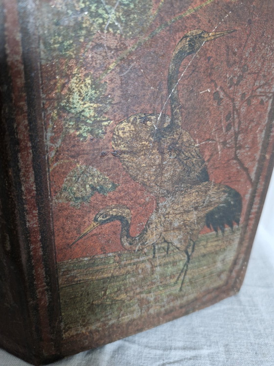Image 1 of Boîte à thé hexagonale ancienne – en tôle peinte à décor japonisant/chinoiserie – vers 1850-1880