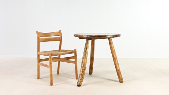 Image 1 of Paar primitive Dreibein-Tische. Frankreich, ca. 1940.