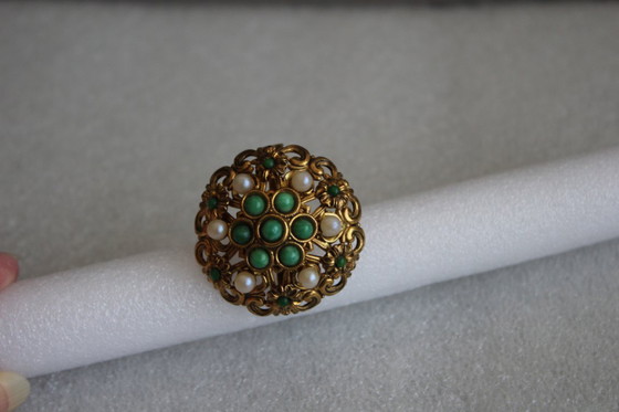 Image 1 of Vintage round brooch, Ø 3.5 cm, gold-colored with white and green pearls