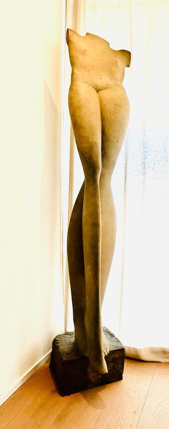 Image 1 of Kobe, krachtige ‘Vrouw zonder hoofd’