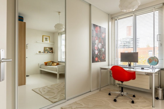 Image 1 of Interlubke tafel, wit corian, te gebruiken als eettafel of bureau. Zo goed als nieuw!