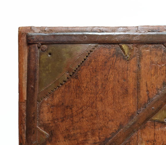 Image 1 of Table rituelle indienne ancienne de type Bajot bois et laiton – Rajasthan ou Gujarat – fin XIXe siècle