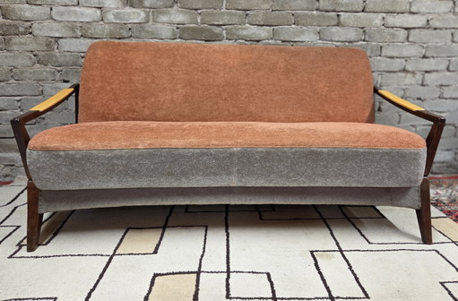 Sofá convertible escandinavo vintage de los años 60/70: madera teñida y tela bicolor.